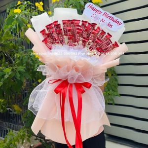 bo hoa banh keo sinh nhat kitkat do 145